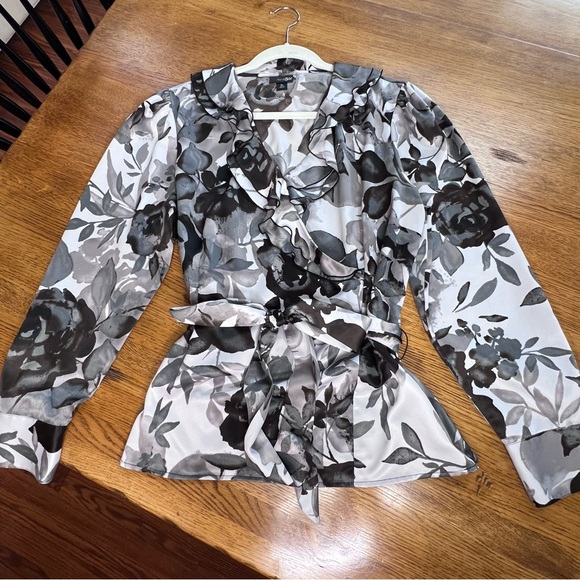 ⭐️ East 5th Shades of Gray Leafy Print Top Size XL Ruffle Neck Tie Waist - Picture 7 of 13